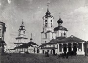 Церковь Михаила Архангела, Справа Входоиерусалимская (Пятницкая) церковь. фото 1909—1910 с сайта https://pastvu.com/p/292987<br>, Торопец, Торопецкий район, Тверская область
