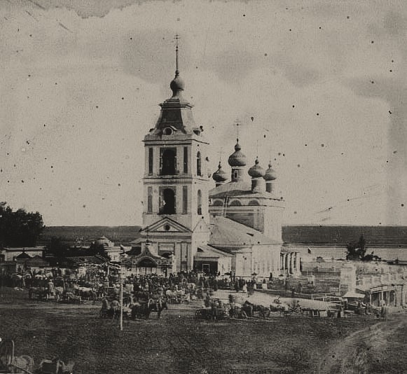 Фотография Вознесенского собора, что на Красной площади до реконструкции. На фото видно, что шатровый верх отличается от шатра, что был выполнен в 1901 году. Датируется фотография: 1897-1901 гг., архивная фотография. Собор Вознесения Господня, Сарапул (Сарапульский район и г. Сарапул, Республика Удмуртия)