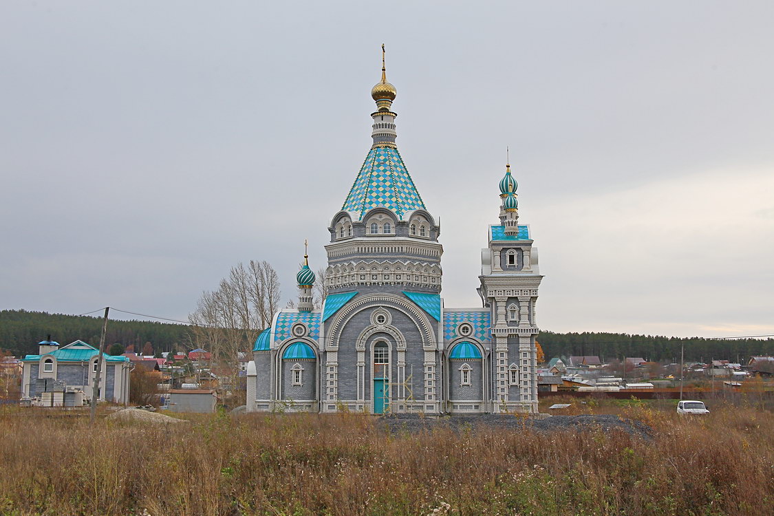 Церковь Покрова Пресвятой Богородицы, Косой Брод (Полевской (Полевской ГО), Свердловская область). фасады, Вид с моста через реку Чусовую