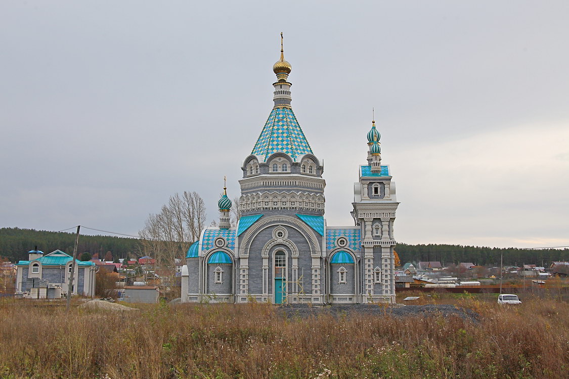 Косой Брод. Церковь Покрова Пресвятой Богородицы. фасады, Вид с моста через реку Чусовую