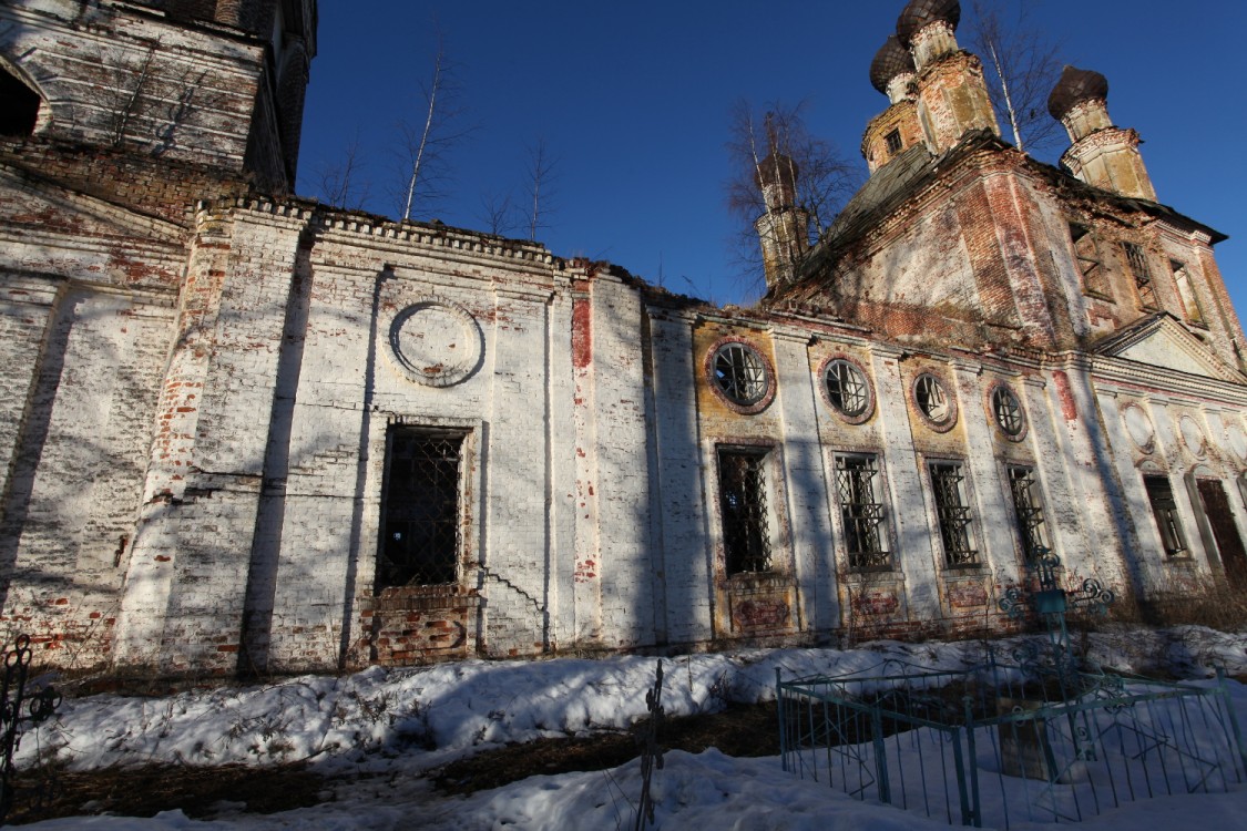Церковь Троицы Живоначальной, Троица (Любимский район, Ярославская область). фасады, трапезная построена в два этапа.