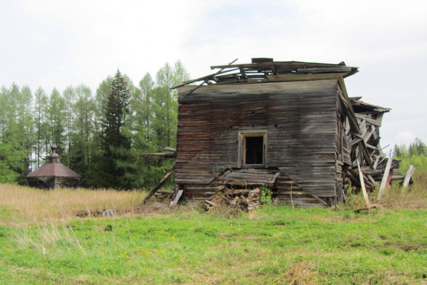 Смотраковская (Пинежка). Иоанно-Богословский Варлаамиев Важский монастырь. общий вид в ландшафте, Слева на заднем плане - Варлаамовская часовня, справа - Духовская (Трехсвятская) церковь