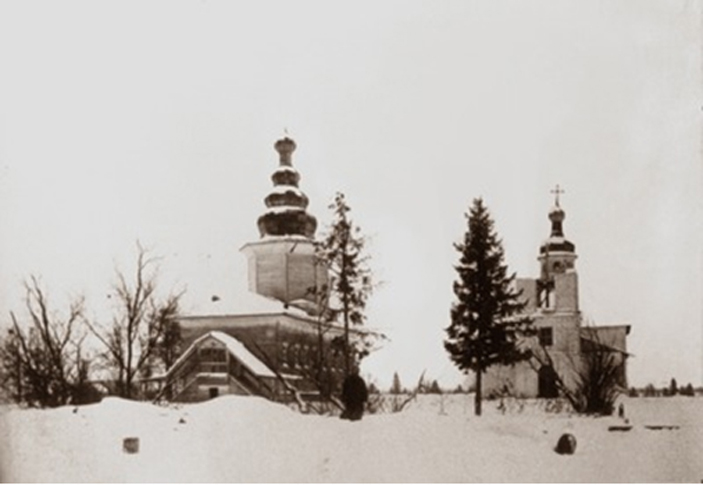 Иоанно-Богословский Варлаамиев Важский монастырь, Смотраковская (Пинежка) (Шенкурский район, Архангельская область). архивная фотография, Слева Духовская (Трехсвятская) церковь, справа - Иоанно-Богословская (разобрана в 1949-50 гг.). Фото 1930-х гг. из архива ИИМК.