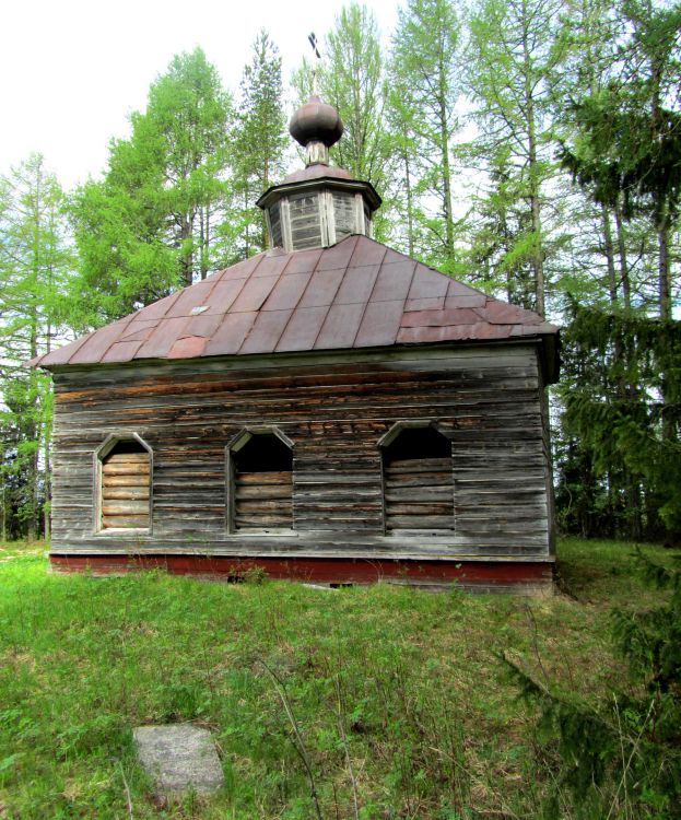 Иоанно-Богословский Варлаамиев Важский монастырь. Часовня Варлаама Важского, Смотраковская (Пинежка) (Шенкурский район, Архангельская область). фасады, вид с юго-востока, на переднем плане - мраморная могильная плита