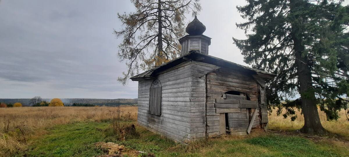 Часовня Флора и Лавра, Афонинская (Верховажский район, Вологодская область). общий вид в ландшафте