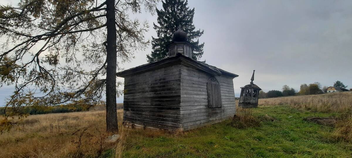 Часовня Флора и Лавра, Афонинская (Верховажский район, Вологодская область). общий вид в ландшафте