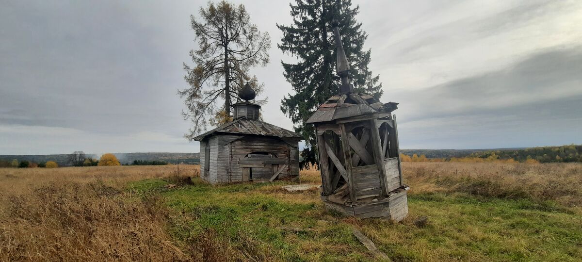 Часовня Флора и Лавра, Афонинская (Верховажский район, Вологодская область). общий вид в ландшафте