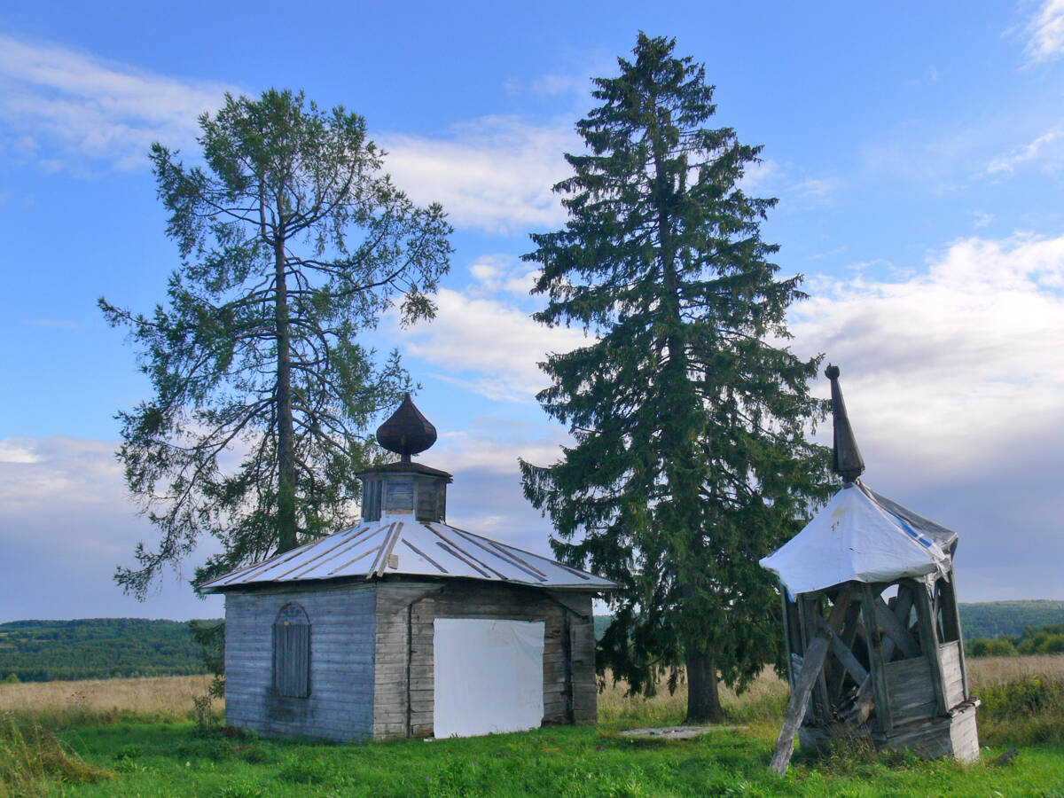 Часовня Флора и Лавра, Афонинская (Верховажский район, Вологодская область). общий вид в ландшафте