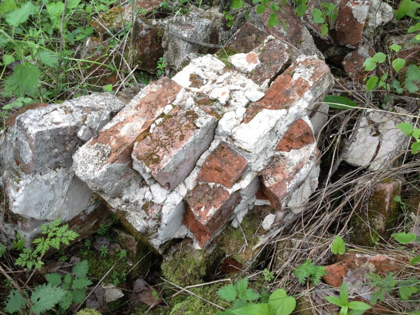 Церковь Рождества Пресвятой Богородицы, Слободка (Бабынинский район, Калужская область). дополнительная информация, остатки кирпича и фундамента