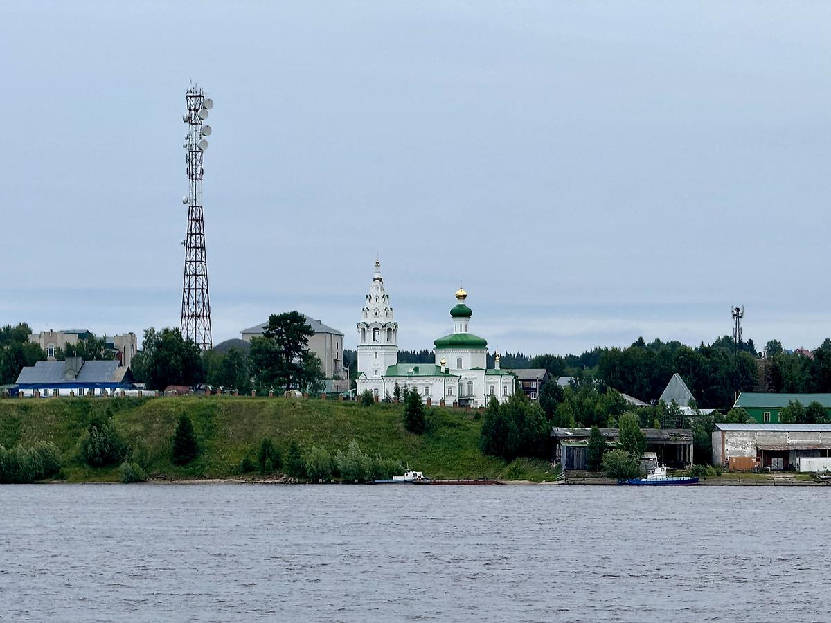 Вид с Оби с юга, общий вид в ландшафте. Архиерейское подворье. Церковь Троицы Живоначальной, Октябрьское (Октябрьский район, Ханты-Мансийский автономный округ)