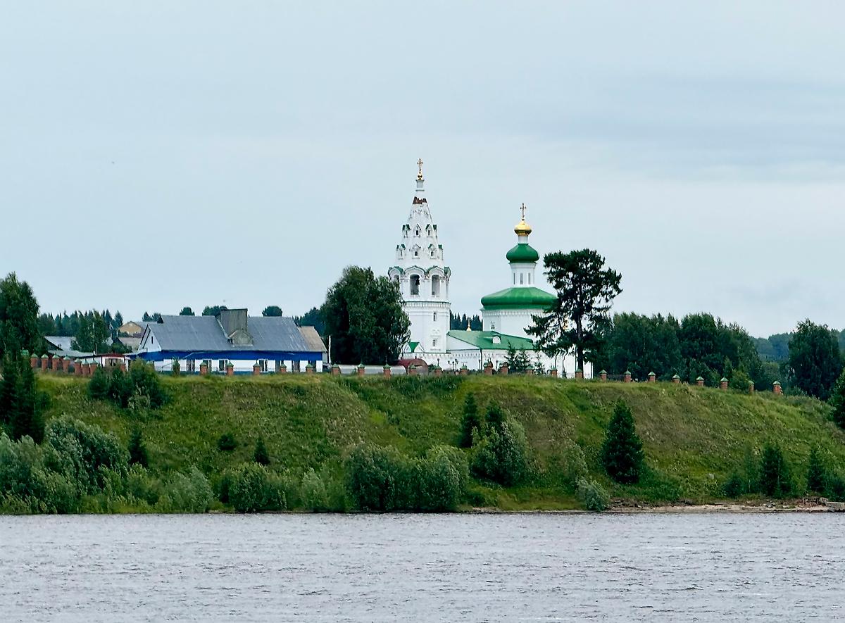 Вид с Оби с юго-запада, общий вид в ландшафте. Архиерейское подворье. Церковь Троицы Живоначальной, Октябрьское (Октябрьский район, Ханты-Мансийский автономный округ)
