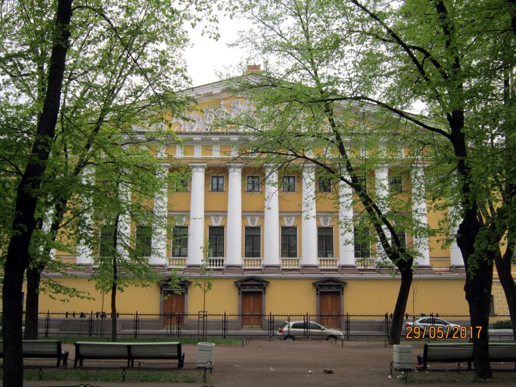 Собор Спиридона Тримифунтского при бывшем Главном Адмиралтействе, Адмиралтейский район (Санкт-Петербург, г. Санкт-Петербург). фасады, Ризалит западного крыла южного фасада Главного Адмиралтейства, где находился собор Святителя Спиридона Тримифунтского.