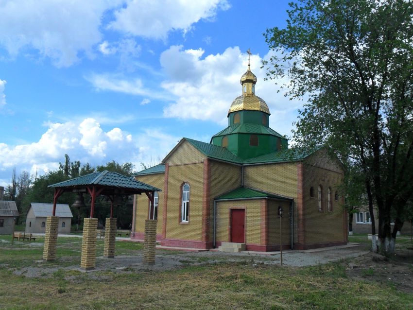 Белореченский. Церковь Константина и Елены. общий вид в ландшафте