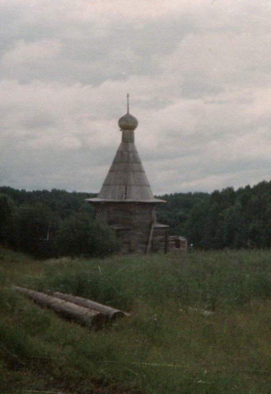 Часовня Николая Чудотворца, Никольское, урочище (Каргопольский район, Архангельская область). архивная фотография, Фотография часовни начала 1990-х годов, вид с северо-востока. Из книги Н. Тормосовой 