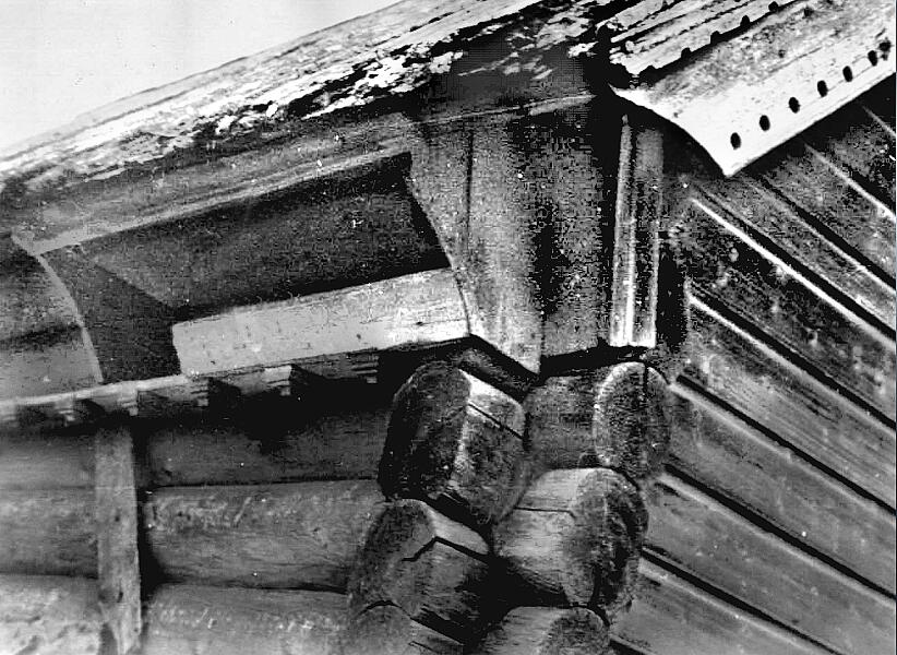 Часовня Михаила Архангела, Иванова (Плесецкий район, Архангельская область). архивная фотография, Повал часовни и декор обшивки. Фотография архитектора Быковской, из паспорта памятника