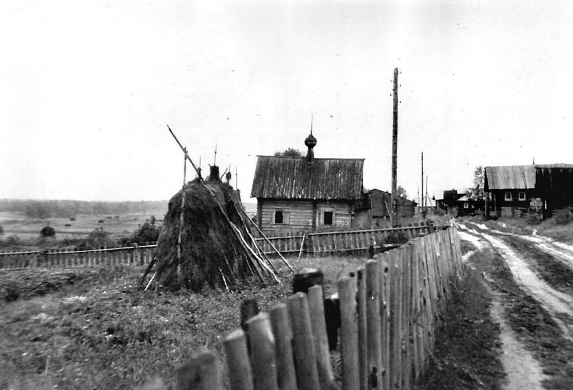 Часовня Михаила Архангела, Иванова (Плесецкий район, Архангельская область). архивная фотография, Общий вид часовни и застройки деревни Иванова с севера. Фотография архитектора Быковской, из паспорта памятника.
