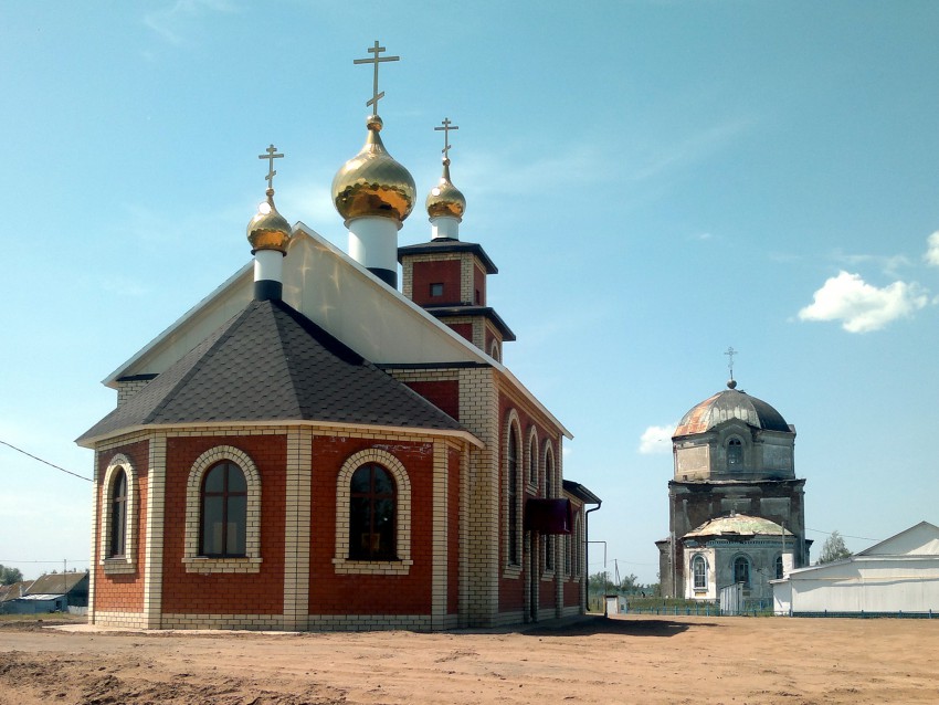 Церковь Николая Чудотворца, Слобода Петропавловская (Новошешминский район, Республика Татарстан). общий вид в ландшафте, Современная Никольская (слева) и старинная Петропавловская церкви.