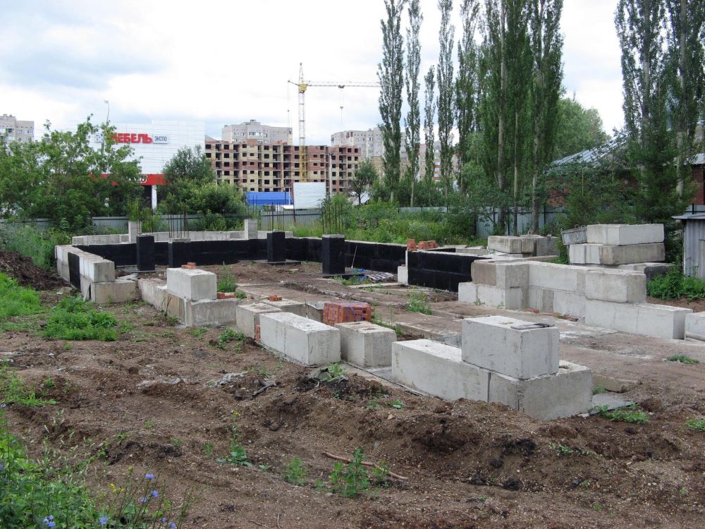 Церковь Андрея Первозванного в Дёме, Уфа (Уфа, город, Республика Башкортостан). документальные фотографии, Рядом с деревянной церковью началось строительство нового  кирпичного храма.