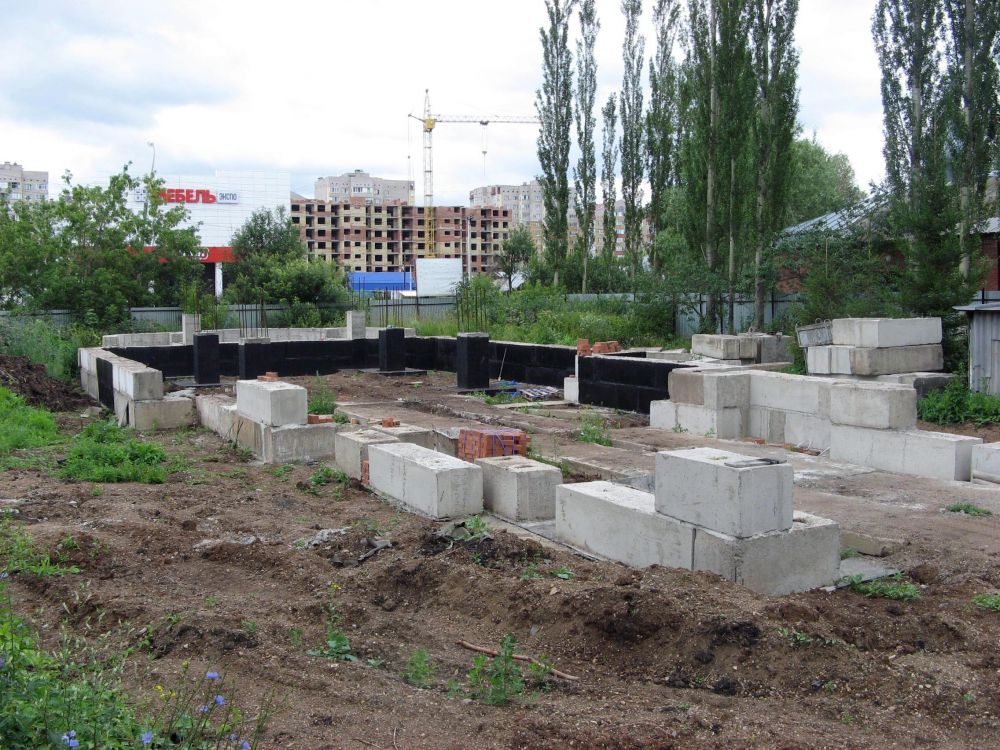 Уфа. Церковь Андрея Первозванного в Дёме. документальные фотографии, Рядом с деревянной церковью началось строительство нового  кирпичного храма.