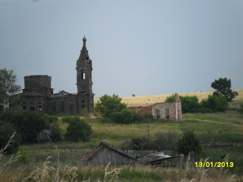 Церковь Покрова Пресвятой Богородицы, Старая Ерыкла (Тереньгульский район, Ульяновская область). общий вид в ландшафте, Два храма: летний (деревянный) и зимний(каменный)