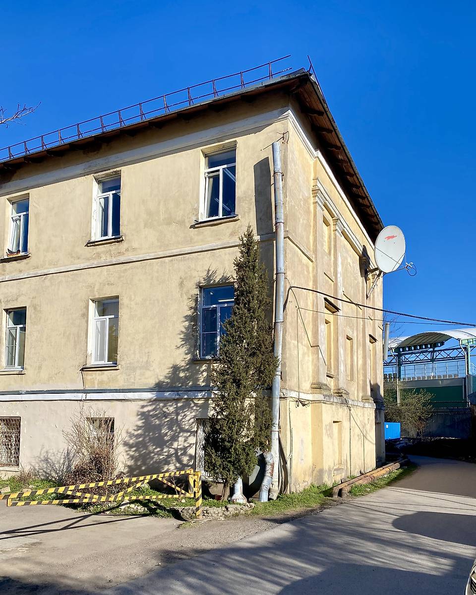 Вид с ЮВ, фасады. Домовая церковь Александра Невского при бывшем Николаевском Сиротском институте, Гатчина (Гатчинский район, Ленинградская область)