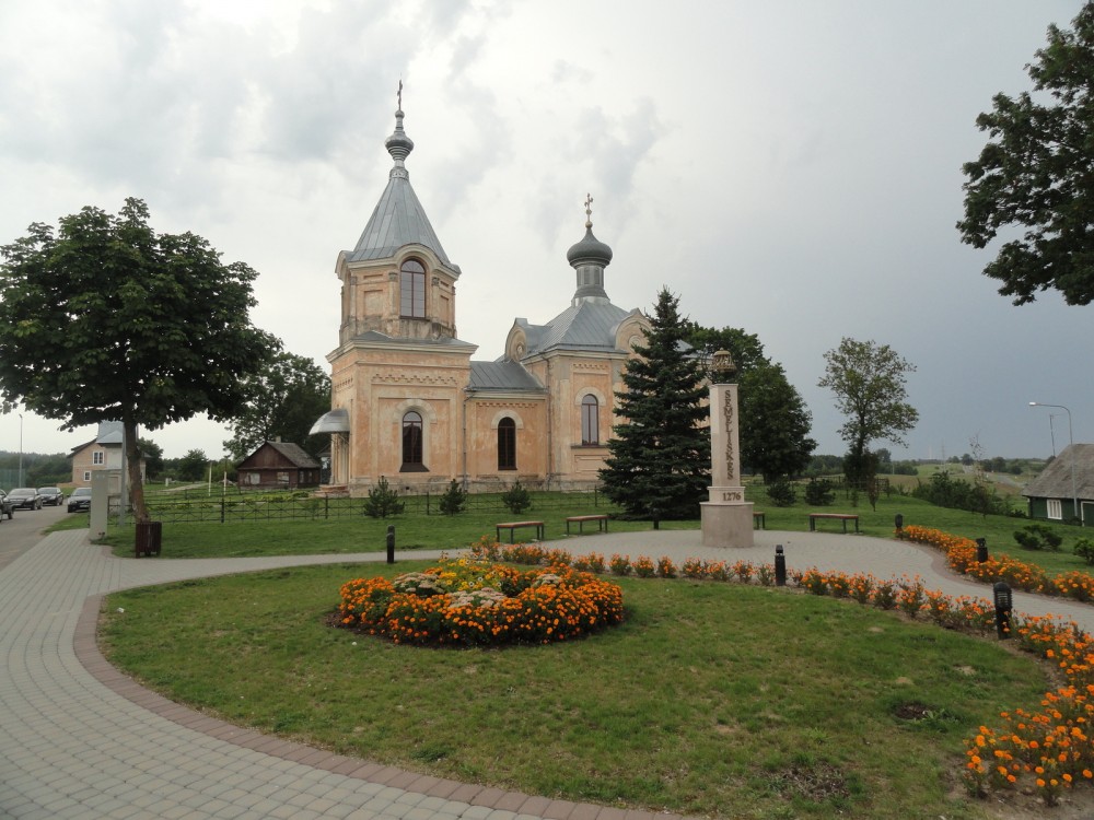 Семелишкес. Церковь Николая Чудотворца. общий вид в ландшафте