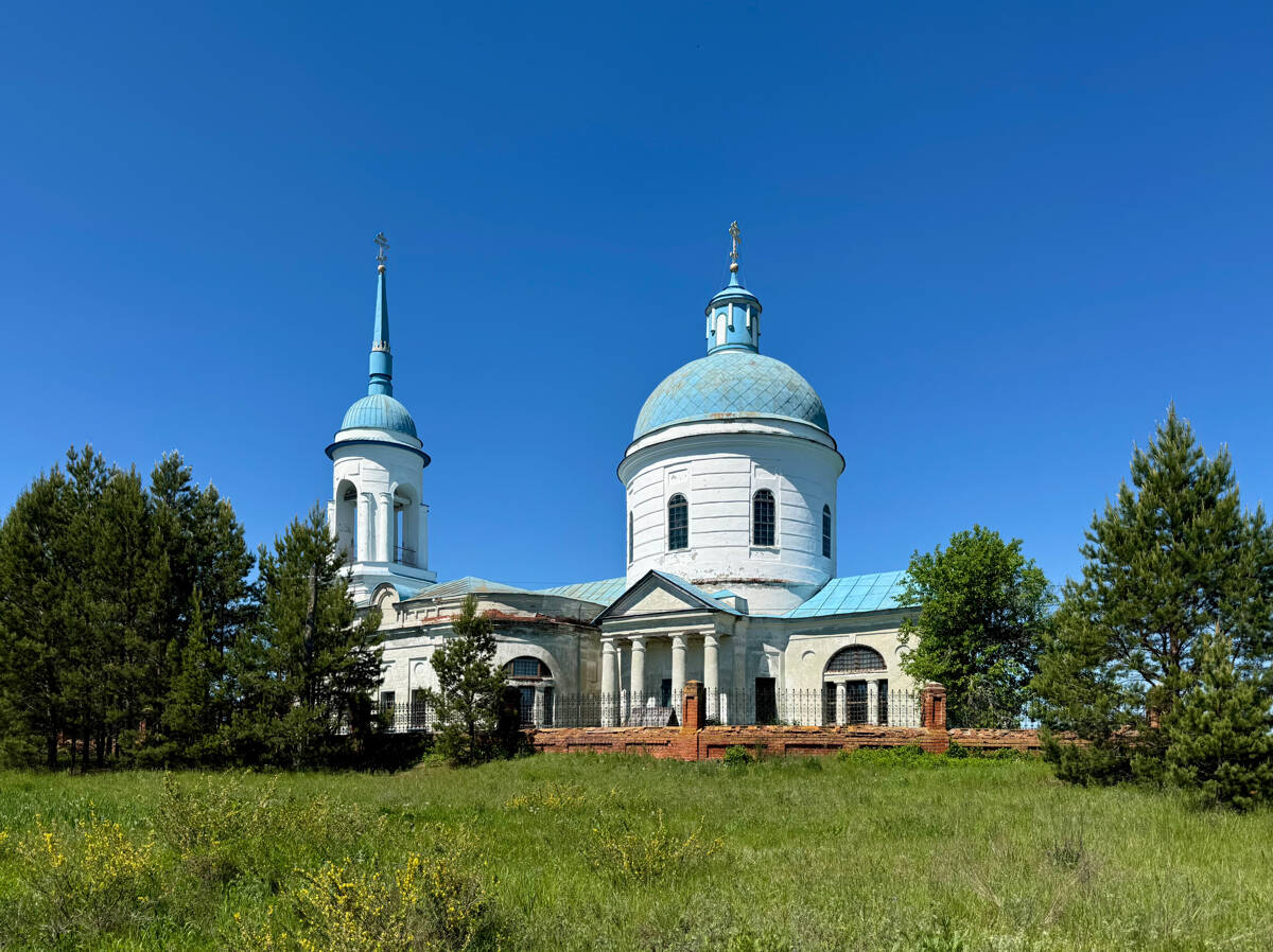 Церковь Воздвижения Креста Господня, Тарлаково Первое (Кузнецкий район и г. Кузнецк, Пензенская область). общий вид в ландшафте, Общий вид с юго-востока