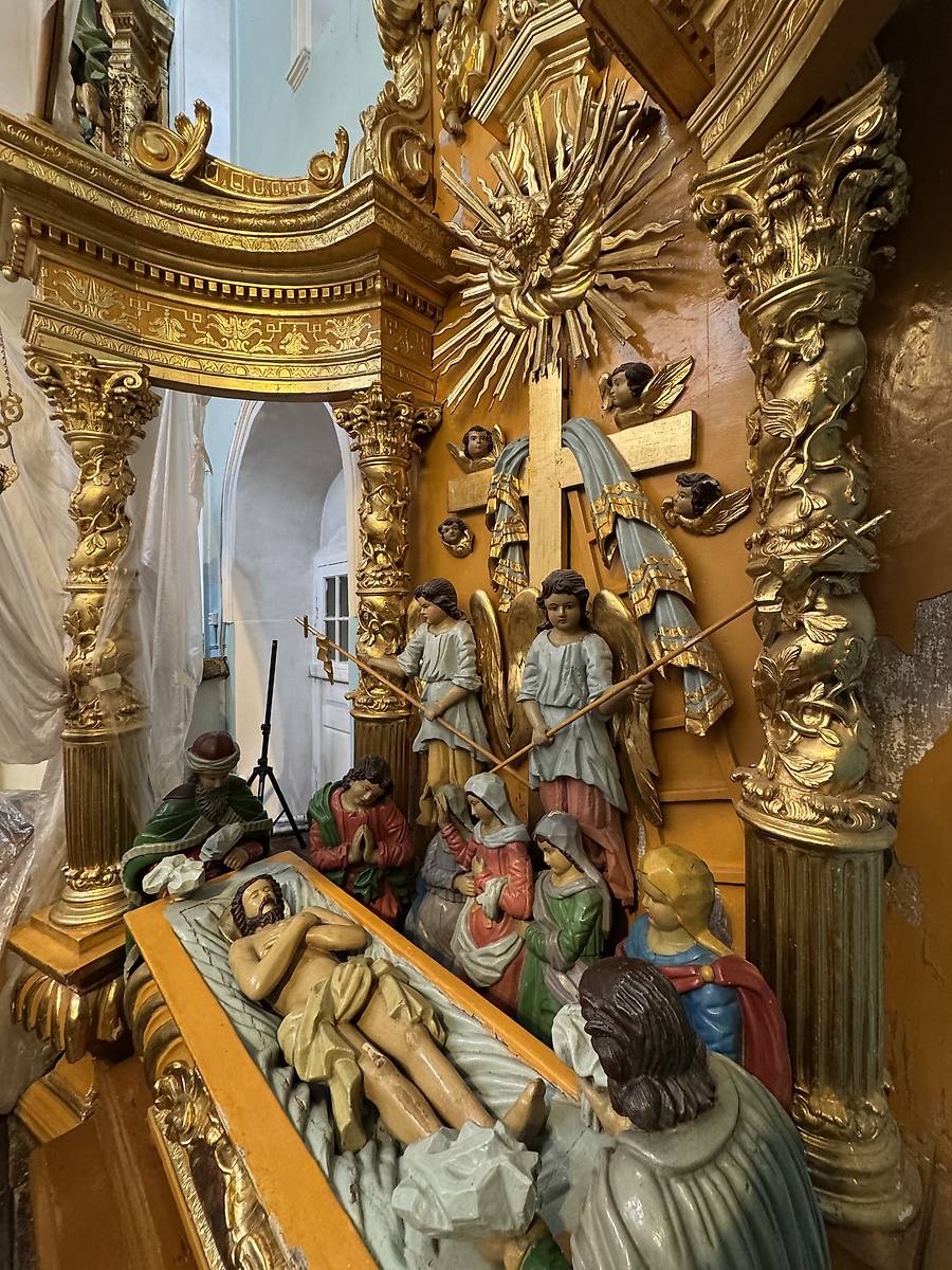 Сень со скульптурной композицией "Христос во гробе", интерьер и убранство. Церковь Рождества Христова, Нижнее Аблязово (Кузнецкий район и г. Кузнецк, Пензенская область)