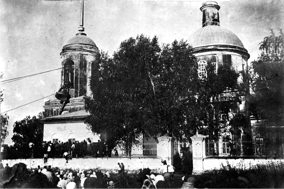 Церковь Сергия Радонежского, Головинщино (Каменский район, Пензенская область). архивная фотография, Предположительно конец 19-го века. Поскольку на куполе нет креста, возможно, снимок сделан ещё до освящения храма. 
