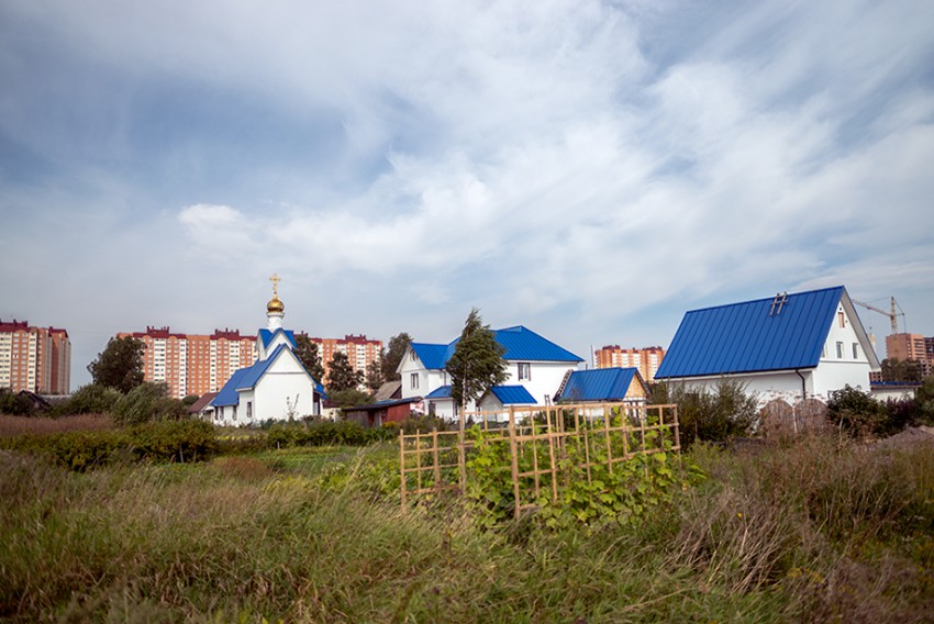 Церковь Алексия, человека Божия в Горелове, Красносельский район (Санкт-Петербург, г. Санкт-Петербург). дополнительная информация, Вид на комплекс зданий церкви с юго-восточной стороны.