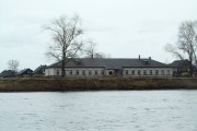 Церковь иконы Божией Матери "Всех скорбящих Радость", Вид с юго-запада с Онеги. Вокруг школьного здания, построенного на месте церкви, видна историческая чугунная церковная ограда.<br>, Клещёво, Онежский район, Архангельская область