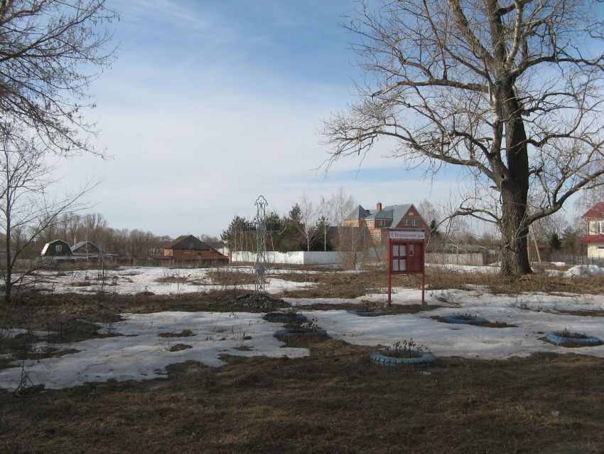 Церковь Петра и Павла, Маливо (Коломенский городской округ, Московская область). общий вид в ландшафте, Поклонный крест на месте где раньше стоял храм