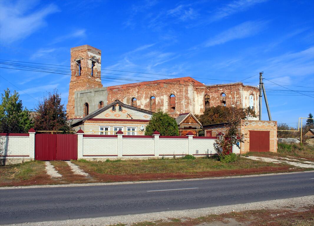 Вазерки. Церковь Троицы Живоначальной. общий вид в ландшафте, Церковь плотно обстроена жилыми домами