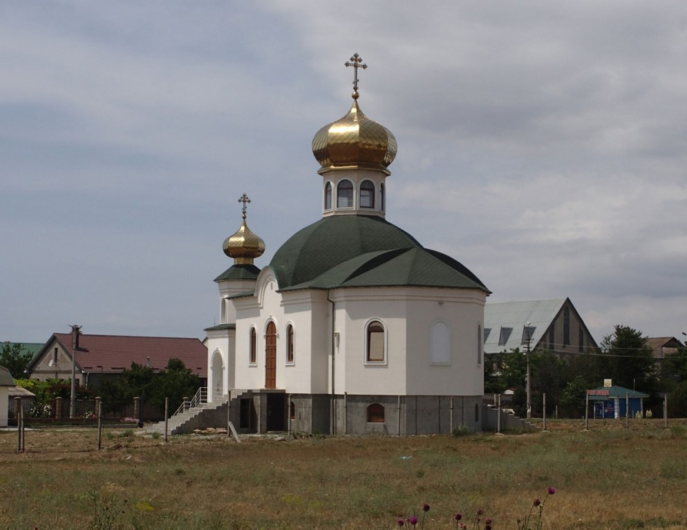 Евпатория. Церковь Луки (Войно-Ясенецкого) в микрорайоне Спутник-2. фасады