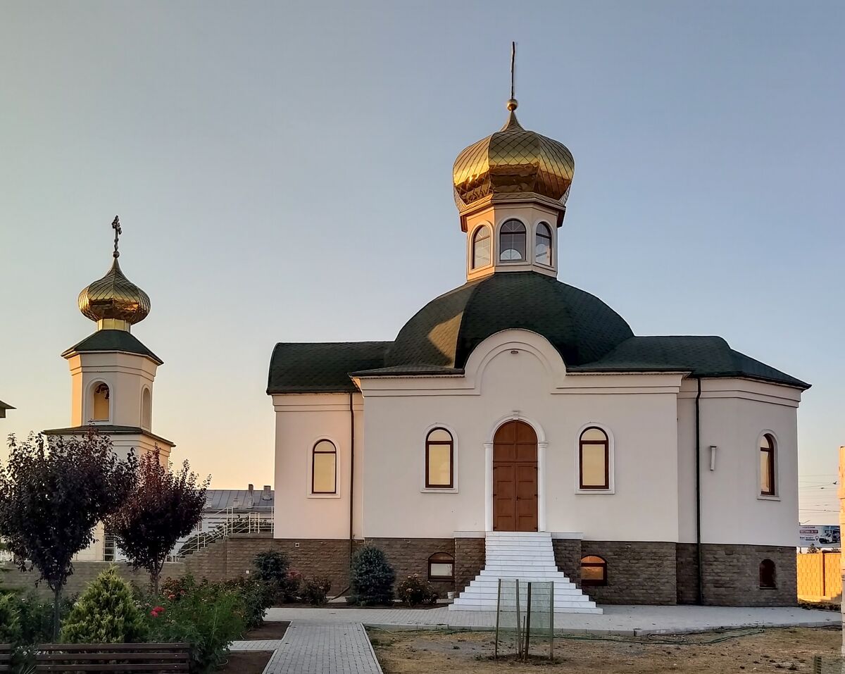 Церковь Луки (Войно-Ясенецкого) в микрорайоне Спутник-2, Евпатория (Евпатория, город, Республика Крым). фасады