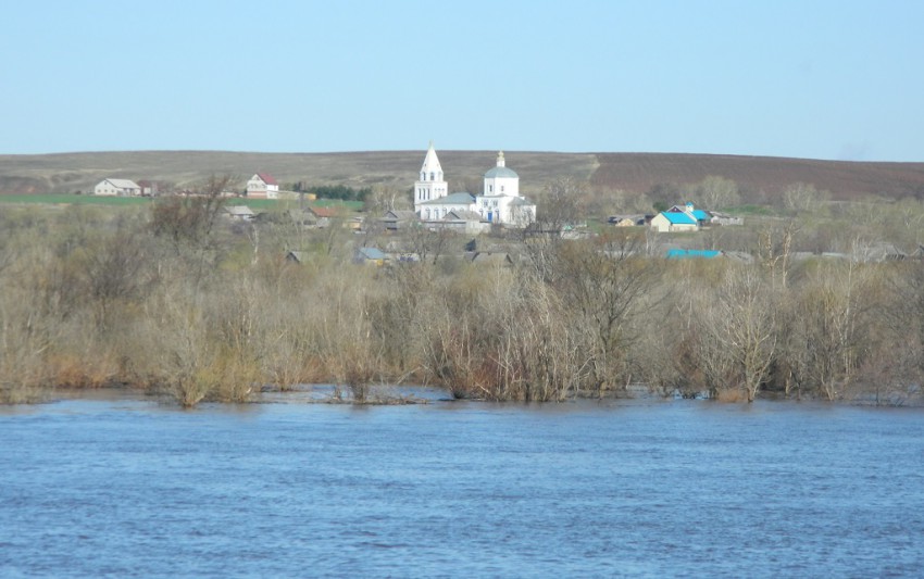 Церковь Владимирской иконы Божией Матери, Старый Бурец (Малмыжский район, Кировская область). общий вид в ландшафте, Вид с Вятки