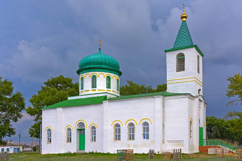 Чернавское. Церковь Прокопия и Иоанна Устюжских. общий вид в ландшафте