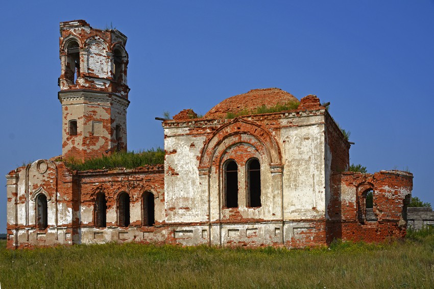 Островное. Церковь Троицы Живоначальной. общий вид в ландшафте