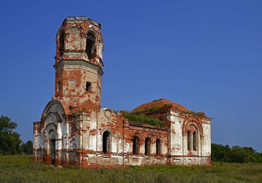 Островное. Церковь Троицы Живоначальной. общий вид в ландшафте