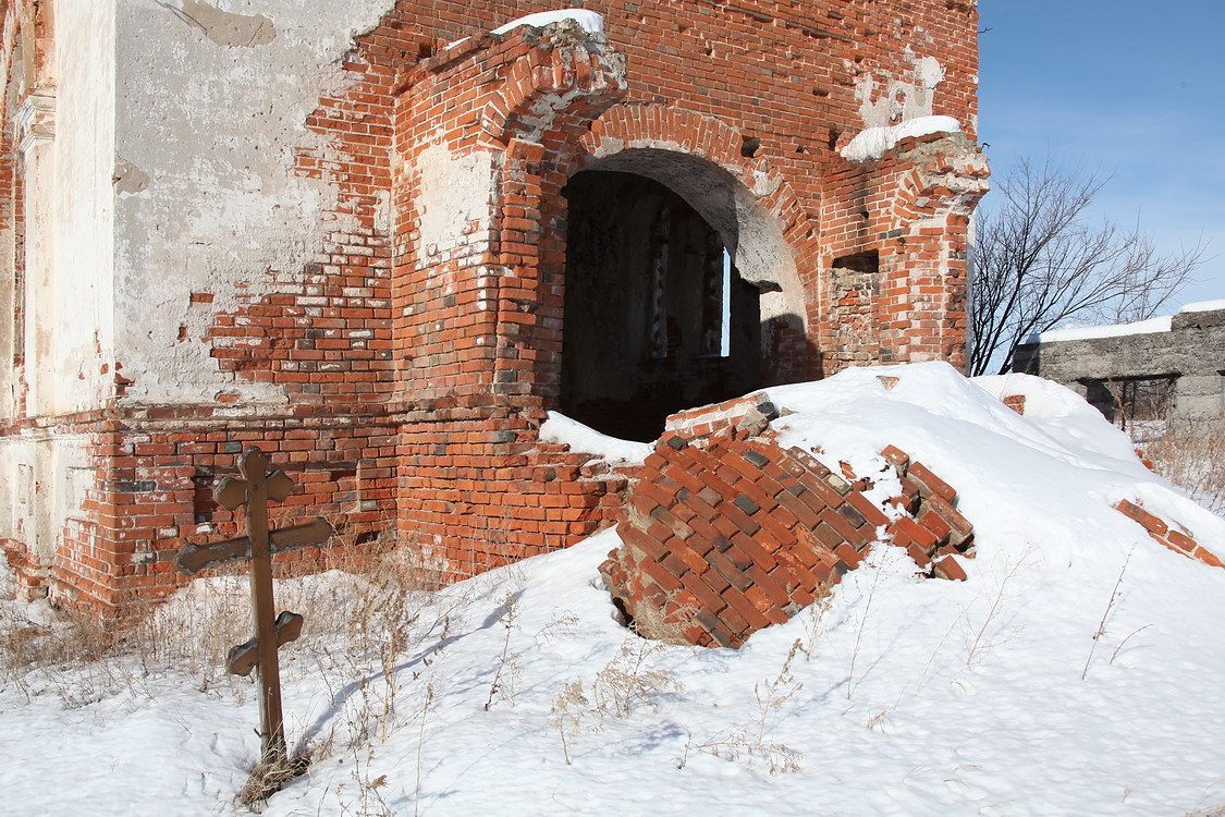Церковь Троицы Живоначальной, Островное (Мишкинский район, Курганская область). фасады, Памятный крест у разрушенной апсиды