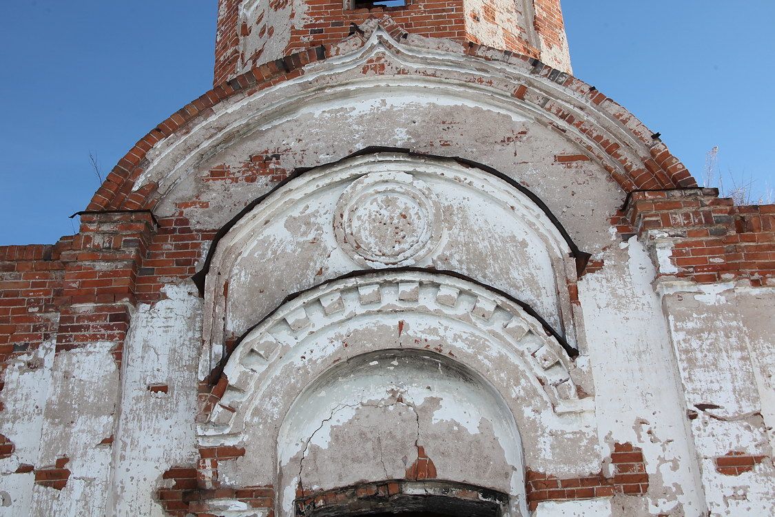 Островное. Церковь Троицы Живоначальной. архитектурные детали, Декор над входом