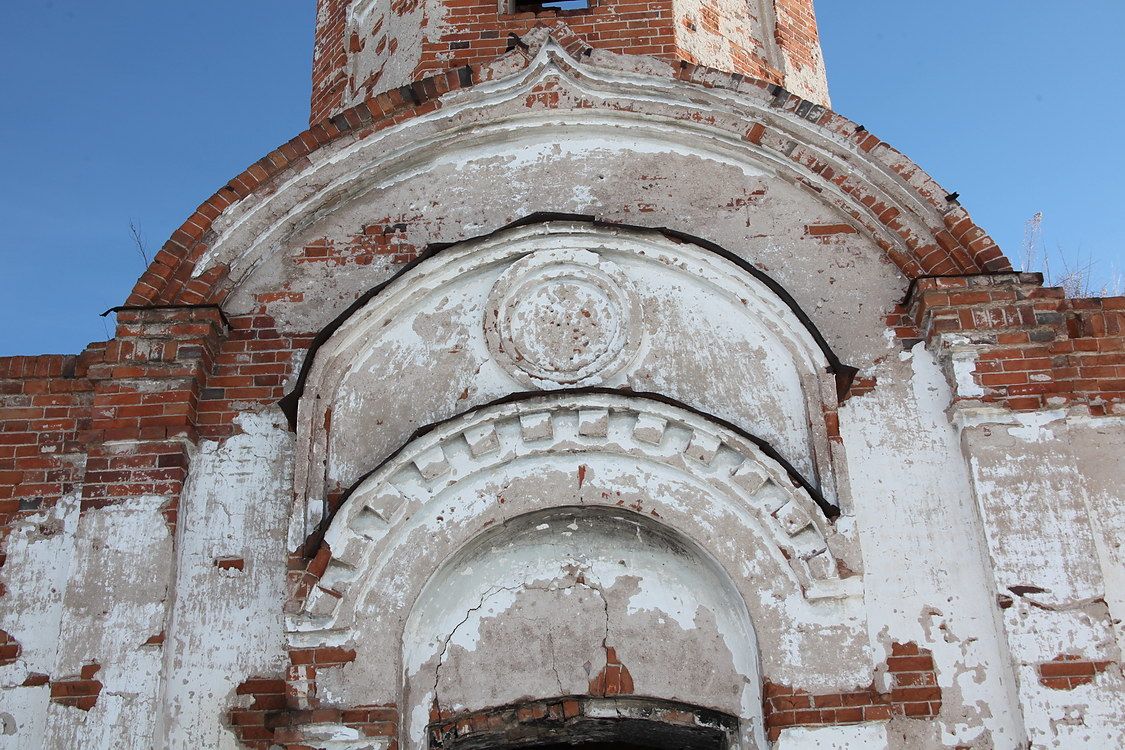 Церковь Троицы Живоначальной, Островное (Мишкинский район, Курганская область). архитектурные детали, Декор над входом