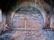 Церковь Троицы Живоначальной, Притвор. От основной части храма отделён бетонной перегородкой.<br>, Островное, Мишкинский район, Курганская область