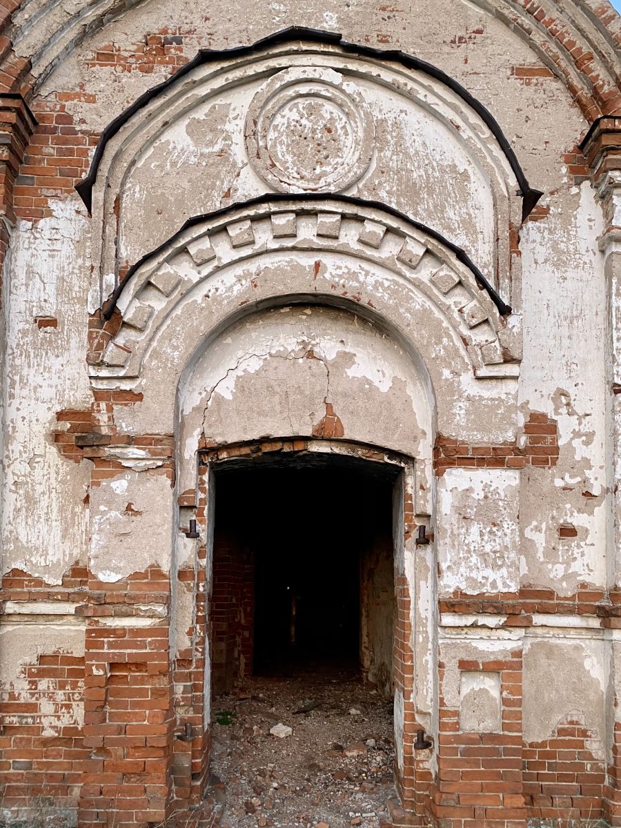 Церковь Троицы Живоначальной, Островное (Мишкинский район, Курганская область). архитектурные детали, Вход в храм