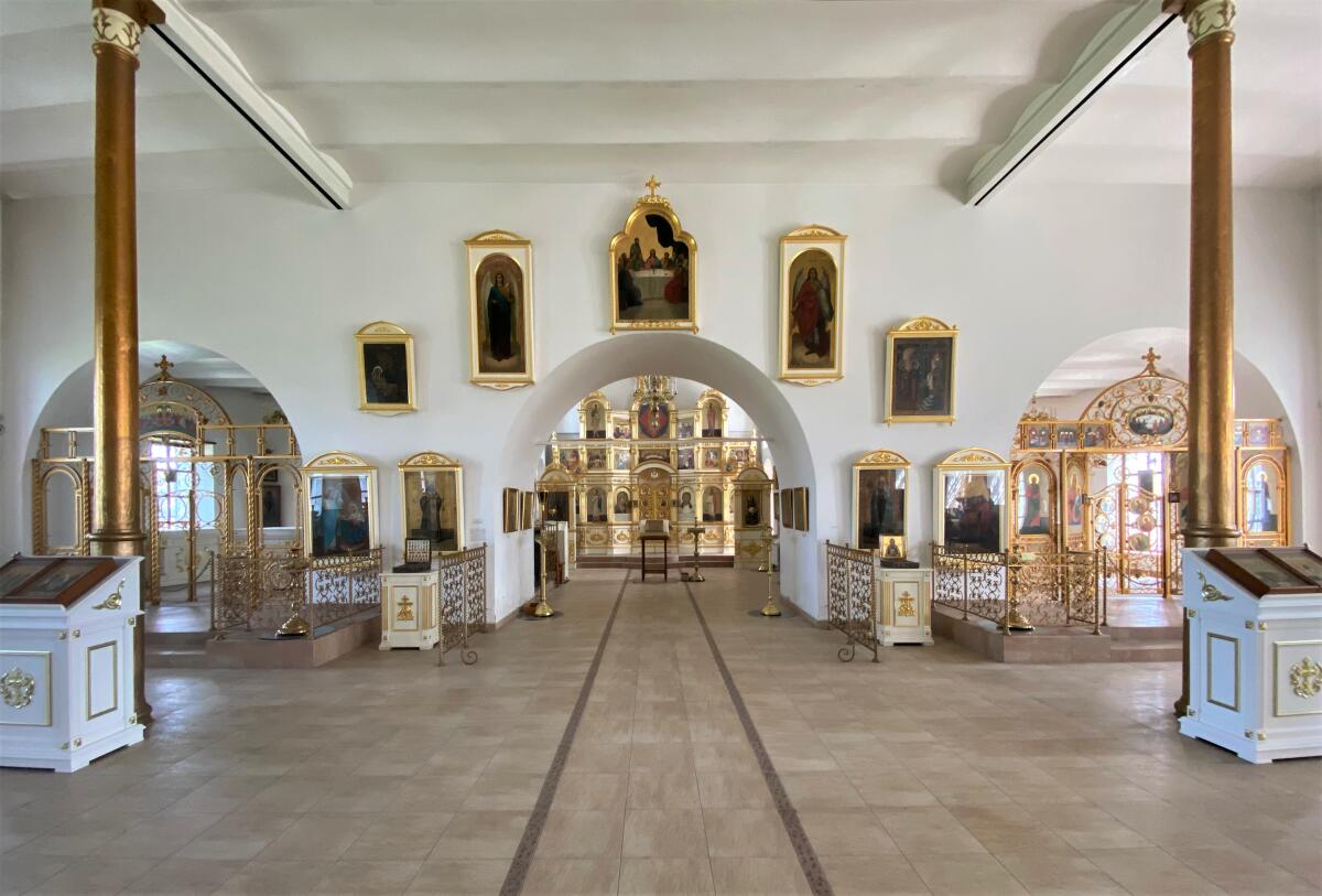 Церковь Рождества Иоанна Предтечи, Широковское (Далматовский район, Курганская область). интерьер и убранство, Интерьер трапезной, видны своды Монье и поддерживающие их окрашенные чугунные столбы