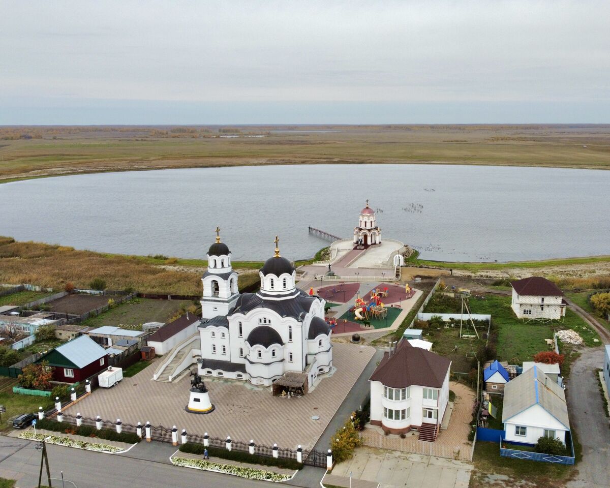 Частоозерье. Церковь Рождества Христова (новая). общий вид в ландшафте