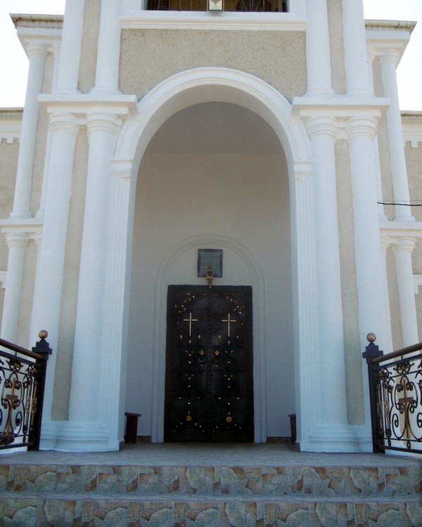 Церковь Всех Святых, Джигинка (Анапа, город, Краснодарский край). архитектурные детали, Фрагмент западного фасада с притвором и главными вратами храма