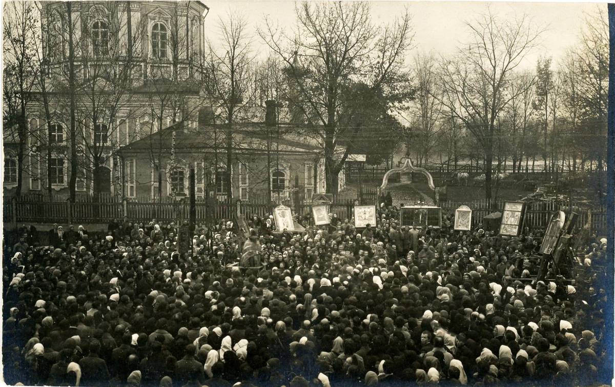 Крестный ход у храма в престольный праздник. Почтовая фотооткрытка 1918 г., архивная фотография. Церковь Покрова Пресвятой Богородицы, Остров (Островский район, Псковская область)