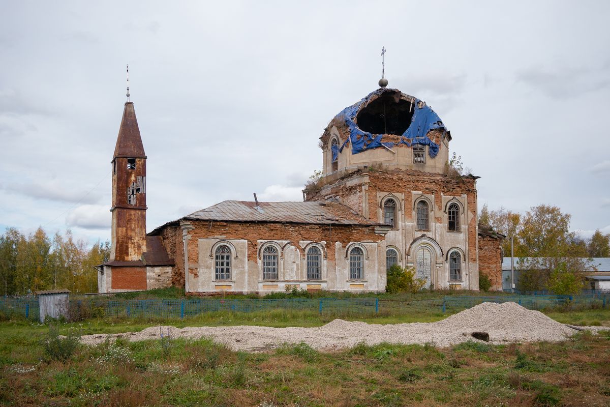 Церковь Петра и Павла, Слобода Петропавловская (Новошешминский район, Республика Татарстан). фасады, За минувшие годы обвалился купол.