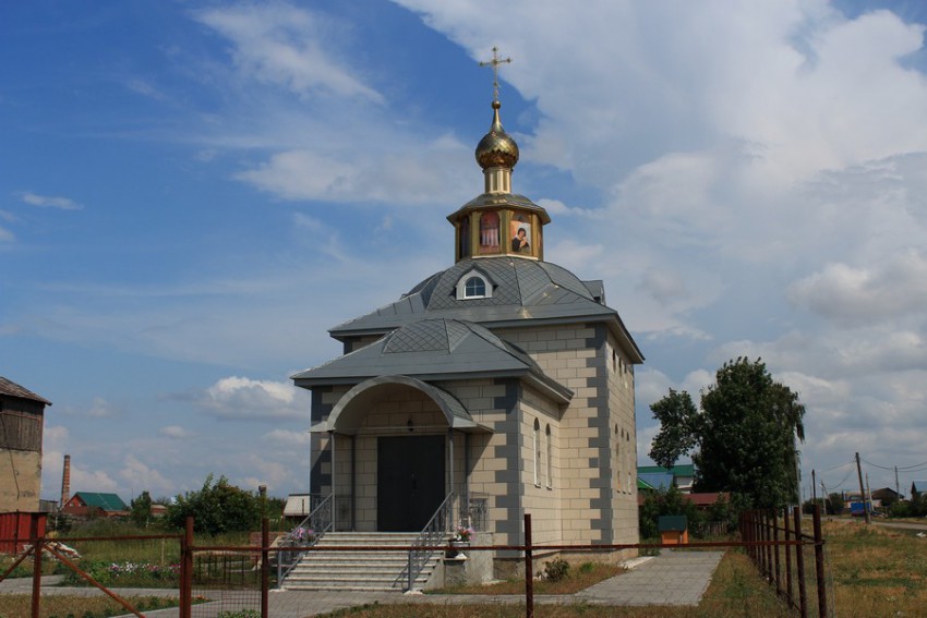 Колхозный. Церковь Петра и Февронии. общий вид в ландшафте